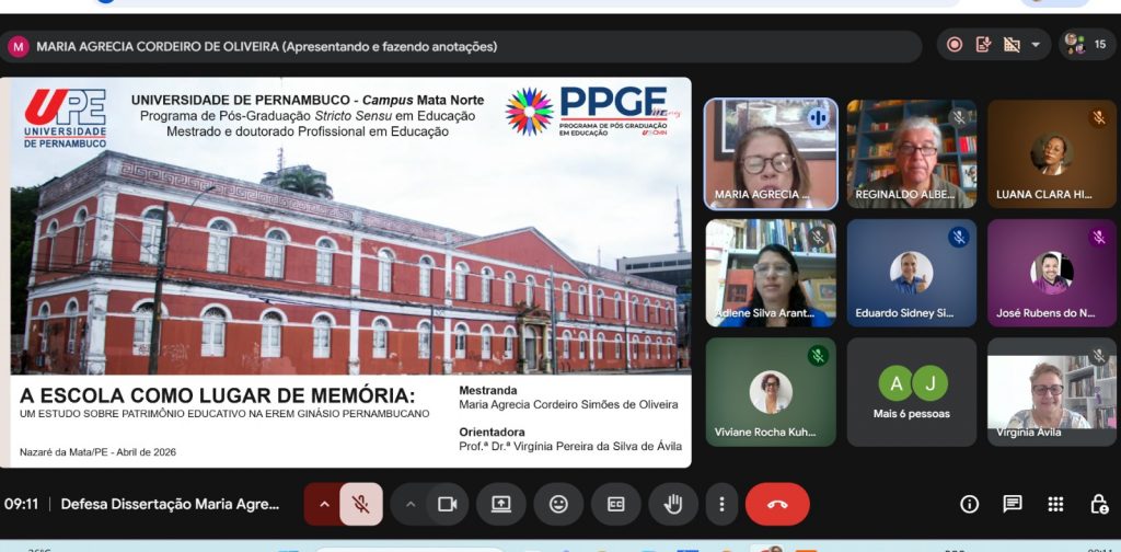 Slide com a composição da capa da dissertação. À esquerda, fotografia do Ginásio Pernambucano acompanhada do título da pesquisa, do nome da orientadora, da discente, da cidade e do ano de defesa. À direita, fotografias dos membros da banca examinadora.